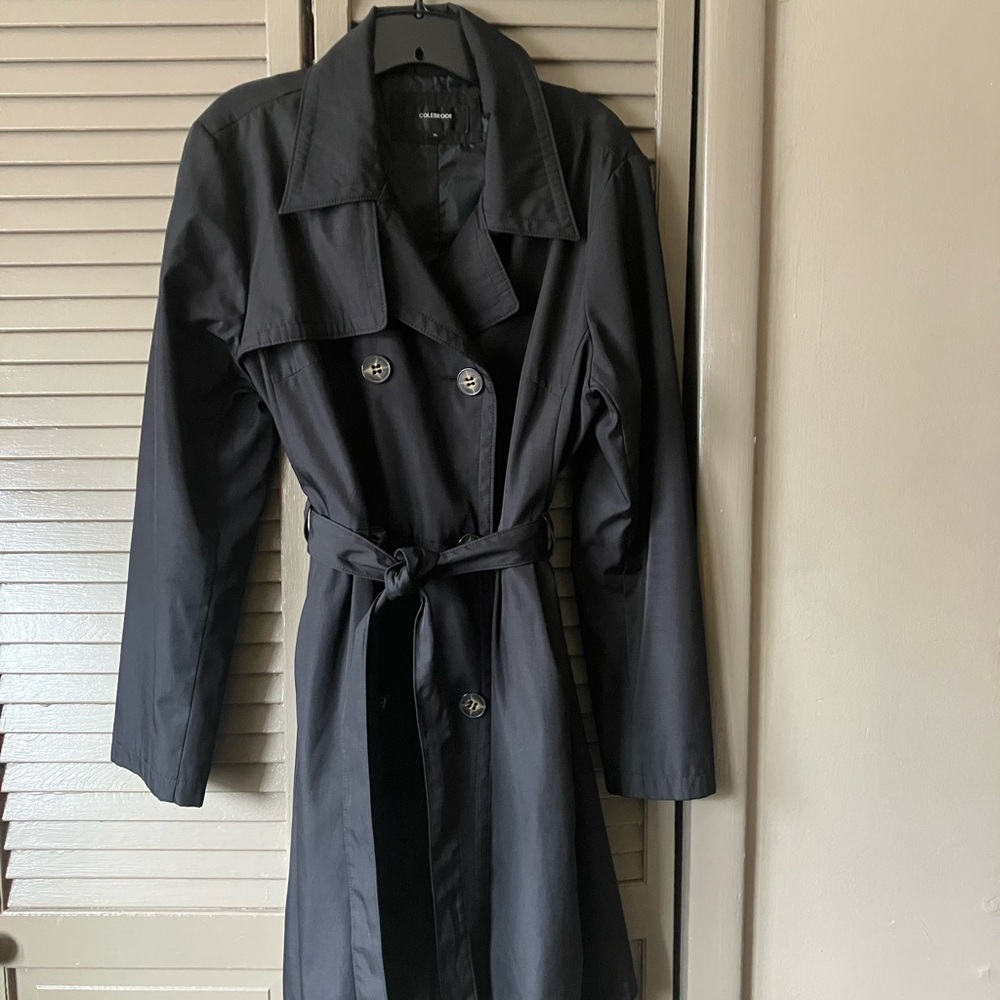 Elegant Black Trench Coat with Belt and Epaulettes